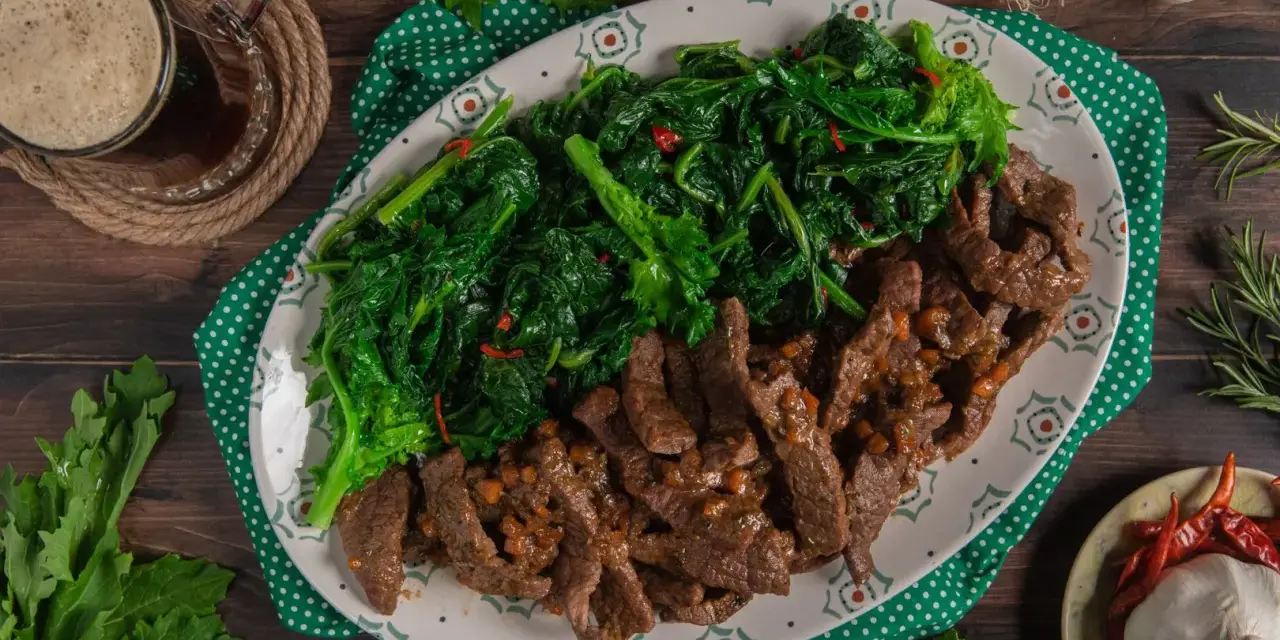 Straccetti di manzo succulenti e verdure saltate, un piatto invitante con contorni di aglio e peperoncino.