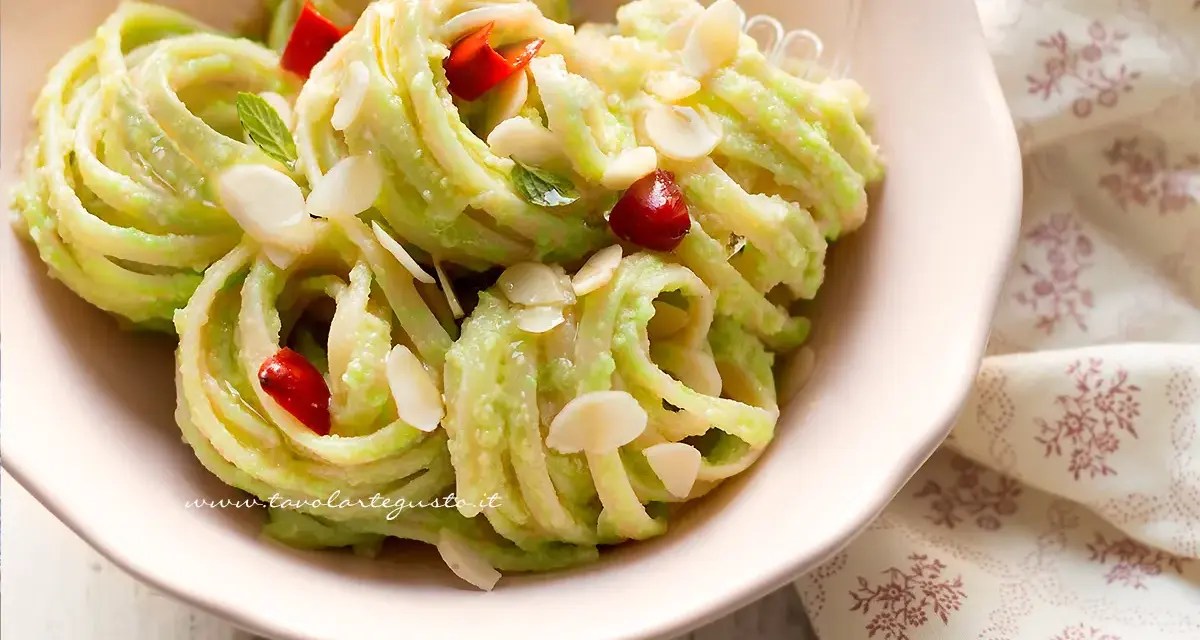 Pasta con broccoli, mandorle e peperoncino, un piatto colorato e gustoso.