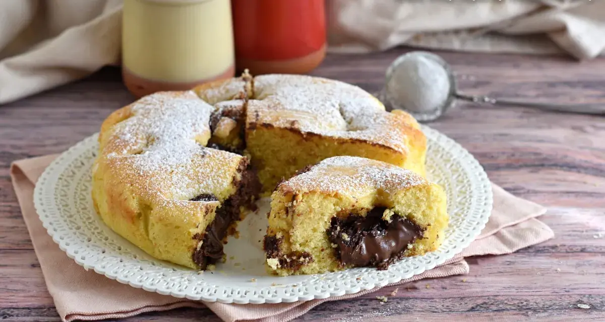 Torta alla Nutella soffice e golosa, con un cuore cremoso di cioccolato. Perfetta per ogni occasione.