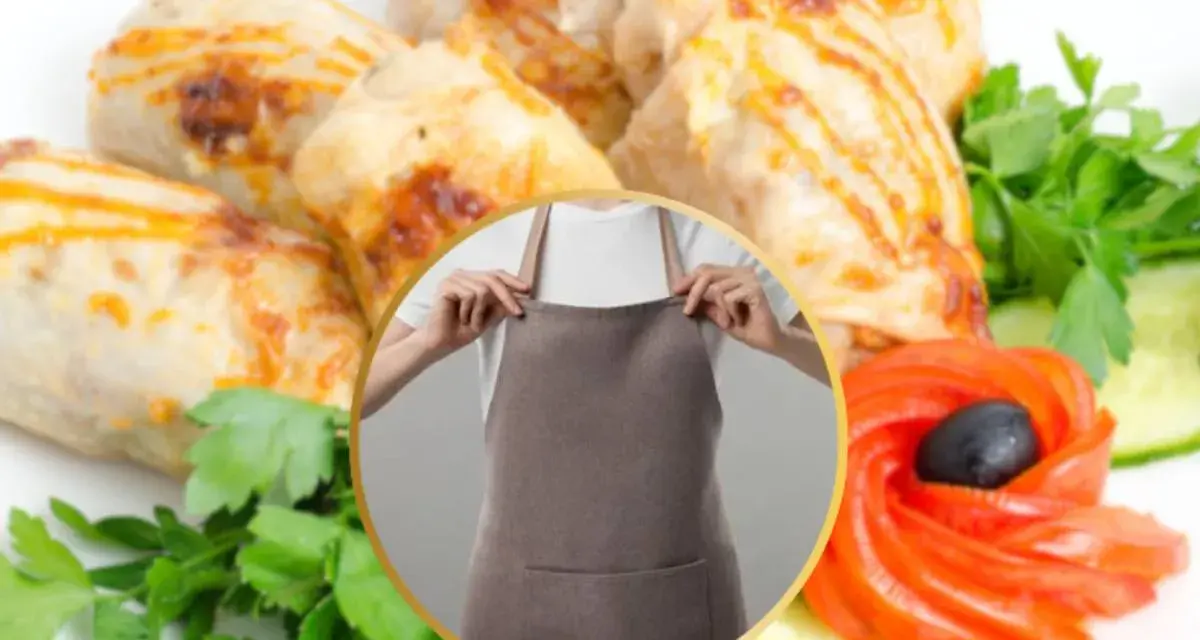 Involtini di pollo succulenti, guarniti con pomodoro a forma di fiore, cetrioli e prezzemolo fresco. Una persona indossa un grembiule, pronta a servire.