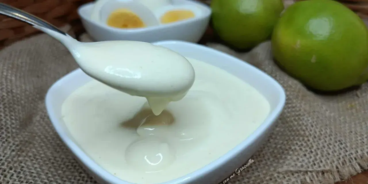 Maionese cremosa, con uova sode e lime sullo sfondo. Perfetta per ogni piatto!
