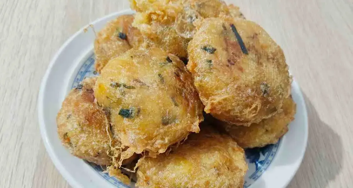 Un piatto di frittelle di zucchine dorate e croccanti, perfette per uno spuntino gustoso.