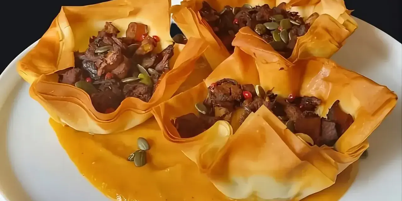 Deliziose coppette croccanti di pasta fillo, ripiene di un gustoso ragù e semi di zucca. Perfette per le tue ricette con pasta fillo.