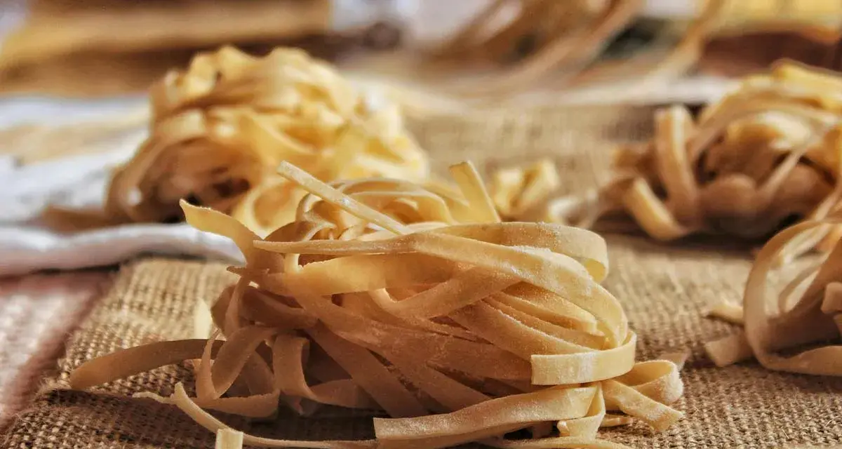 Nidi di pasta fatta in casa senza macchina, pronti per essere cucinati. Un'arte che profuma di tradizione.