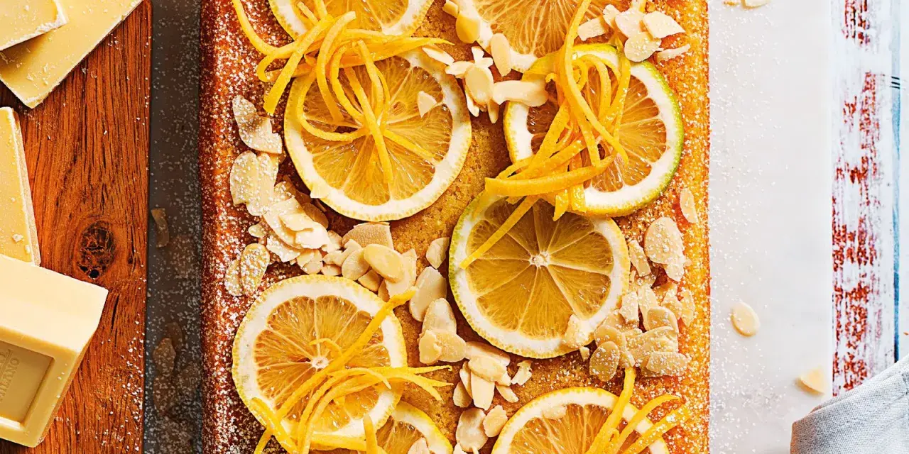 Torta soffice con fette di limone, scorza candita e mandorle a lamelle. Un'esplosione di freschezza per la tua caprese al limone.