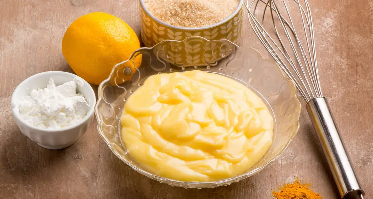 Crema al limone senza uova, con limone, zucchero, amido e un pizzico di curcuma per un colore vivace.