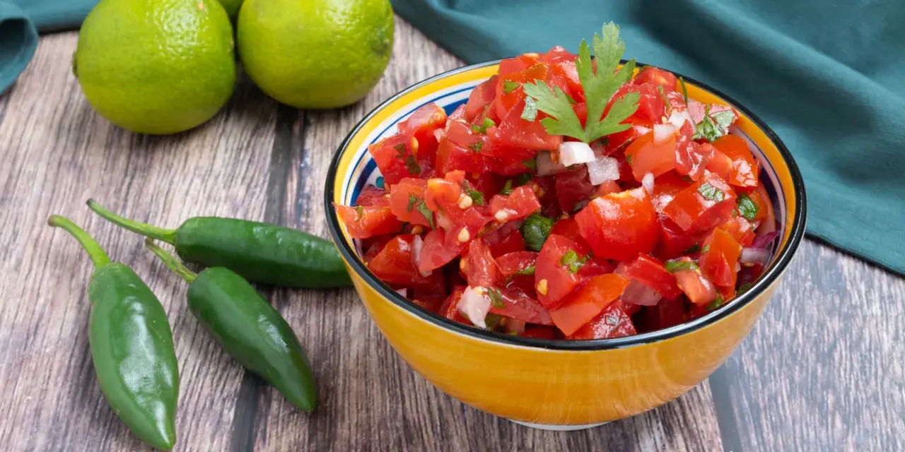 Pico de gallo ricetta: pomodori freschi, cipolla, coriandolo e peperoncino jalapeño. Ingredienti perfetti per un'autentica salsa messicana.