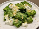 Paccheri conditi con un vibrante pesto di cavolo nero, arricchiti da ricotta fresca e pangrattato croccante.