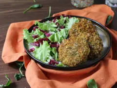 Deliziose spinacine fatte in casa, croccanti fuori e morbide dentro, servite con un'insalata fresca.