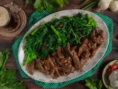 Straccetti di manzo succulenti e verdure saltate, un piatto invitante con contorni di aglio e peperoncino.