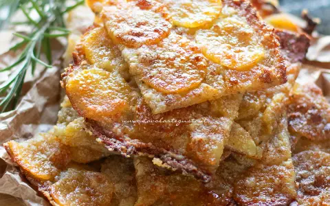 Schiacciata di patate dorata e croccante, con fette sottili di patate e rosmarino.