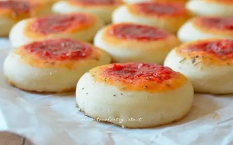 Deliziose pizzette fatte in casa, pronte per essere gustate. Un classico intramontabile per ogni occasione.