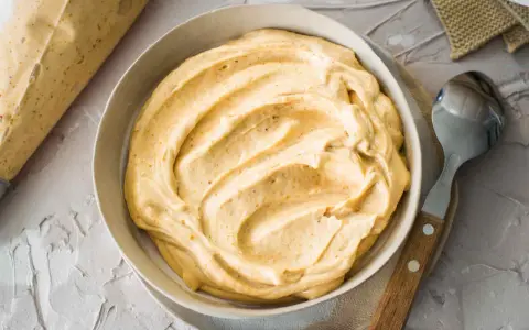 Crema soffice e invitante, perfetta per la tua ricetta di burro di arachidi fatto in casa. Un cucchiaio pronto ad assaporare questa delizia.