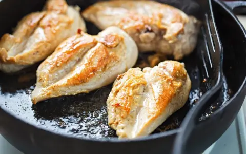 Petto di pollo dorato in padella, un modo diverso per prepararlo.