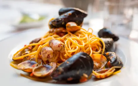 Spaghetti con cozze e vongole, un delizioso sugo di pesce che profuma di mare.