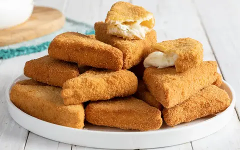 Mozzarella in carrozza dorate e croccanti, con il formaggio filante che fuoriesce.