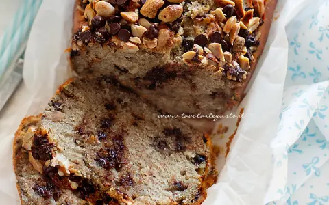 Fetta di banana bread light con gocce di cioccolato e noci.