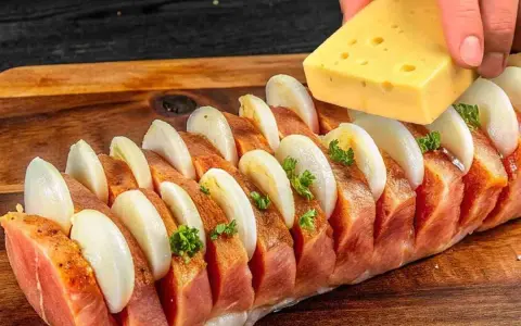 Filetto di maiale pronto per essere cotto, farcito con cipolle e formaggio. Un'idea per le tue ricette.