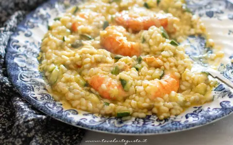 Risotto cremoso con gamberetti e zucchine, un piatto gustoso e colorato.