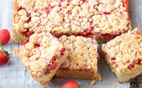 Deliziosa sbriciolata alle fragole, con un ripieno succoso e una crosta dorata e friabile. Perfetta per ogni occasione.
