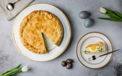 Torta Pasqualina con carciofi, uova e verdure, pronta per essere gustata.