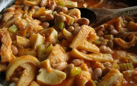 Trippa ricetta della nonna in umido con fagioli e sedano, un piatto confortante e saporito.