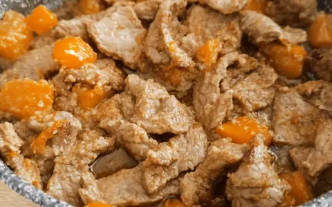 Straccetti di vitello teneri e succulenti, cotti in padella con cubetti di zucca arancione. Un piatto saporito e colorato.