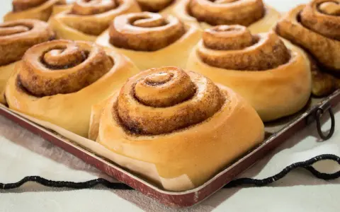 Dolci cinnamon rolls appena sfornati, pronti per essere gustati. Una ricetta perfetta per la colazione o la merenda.