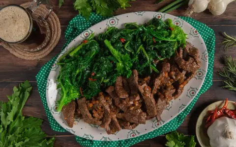 Straccetti di manzo succulenti e verdure saltate, un piatto invitante con contorni di aglio e peperoncino.