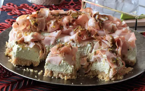 Cheesecake salata con taralli, mortadella e pistacchi. Una torta scenografica e gustosa, perfetta per un aperitivo o un antipasto originale.