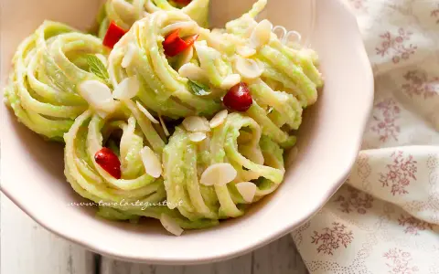 Pasta con broccoli, mandorle e peperoncino, un piatto colorato e gustoso.
