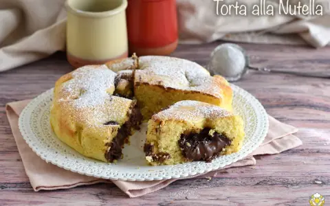 Torta alla Nutella soffice e golosa, con un cuore cremoso di cioccolato. Perfetta per ogni occasione.