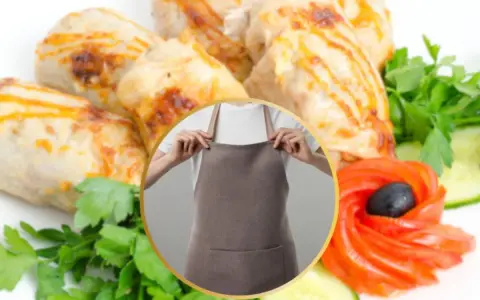 Involtini di pollo succulenti, guarniti con pomodoro a forma di fiore, cetrioli e prezzemolo fresco. Una persona indossa un grembiule, pronta a servire.