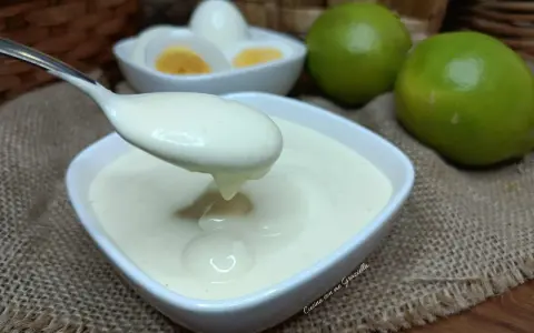 Maionese cremosa, con uova sode e lime sullo sfondo. Perfetta per ogni piatto!