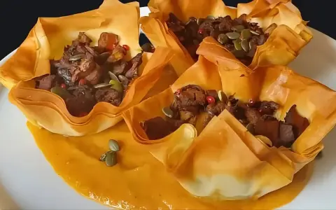Deliziose coppette croccanti di pasta fillo, ripiene di un gustoso ragù e semi di zucca. Perfette per le tue ricette con pasta fillo.