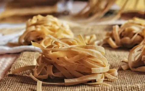 Nidi di pasta fatta in casa senza macchina, pronti per essere cucinati. Un'arte che profuma di tradizione.