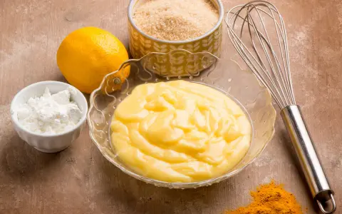 Crema al limone senza uova, con limone, zucchero, amido e un pizzico di curcuma per un colore vivace.
