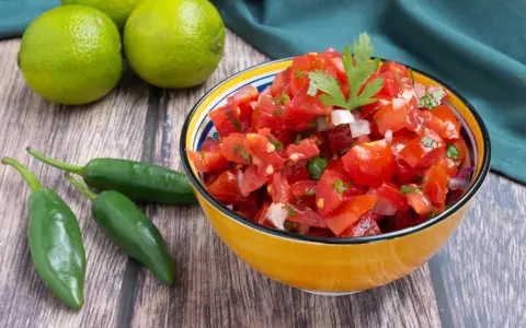 Pico de gallo ricetta: pomodori freschi, cipolla, coriandolo e peperoncino jalapeño. Ingredienti perfetti per un'autentica salsa messicana.