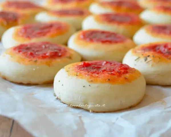 Deliziose pizzette fatte in casa, pronte per essere gustate. Un classico intramontabile per ogni occasione.