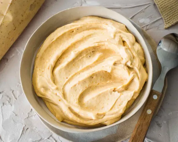 Crema soffice e invitante, perfetta per la tua ricetta di burro di arachidi fatto in casa. Un cucchiaio pronto ad assaporare questa delizia.
