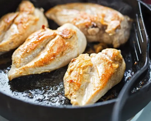 Petto di pollo dorato in padella, un modo diverso per prepararlo.