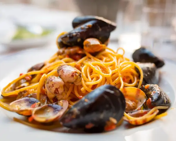 Spaghetti con cozze e vongole, un delizioso sugo di pesce che profuma di mare.