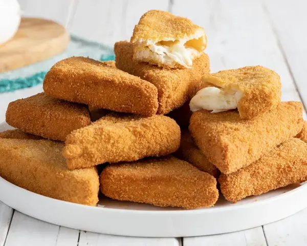Mozzarella in carrozza dorate e croccanti, con il formaggio filante che fuoriesce.