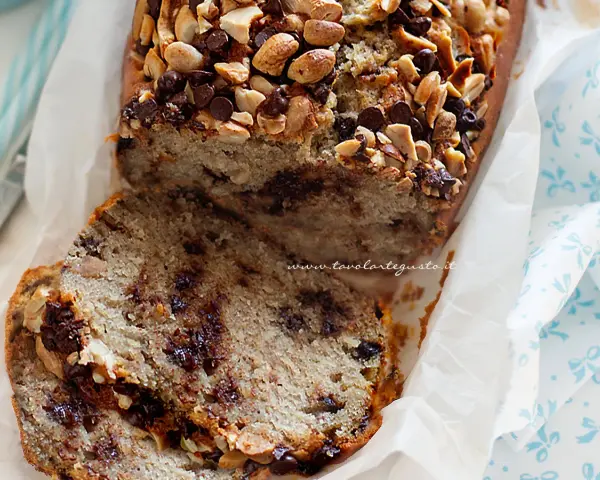 Fetta di banana bread light con gocce di cioccolato e noci.