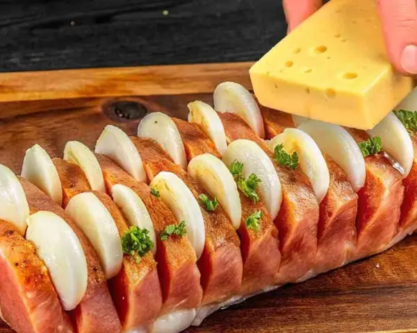 Filetto di maiale pronto per essere cotto, farcito con cipolle e formaggio. Un'idea per le tue ricette.