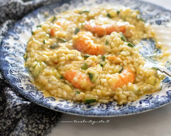 Risotto cremoso con gamberetti e zucchine, un piatto gustoso e colorato.