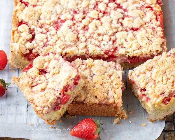 Deliziosa sbriciolata alle fragole, con un ripieno succoso e una crosta dorata e friabile. Perfetta per ogni occasione.