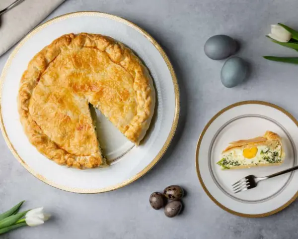 Torta Pasqualina con carciofi, uova e verdure, pronta per essere gustata.