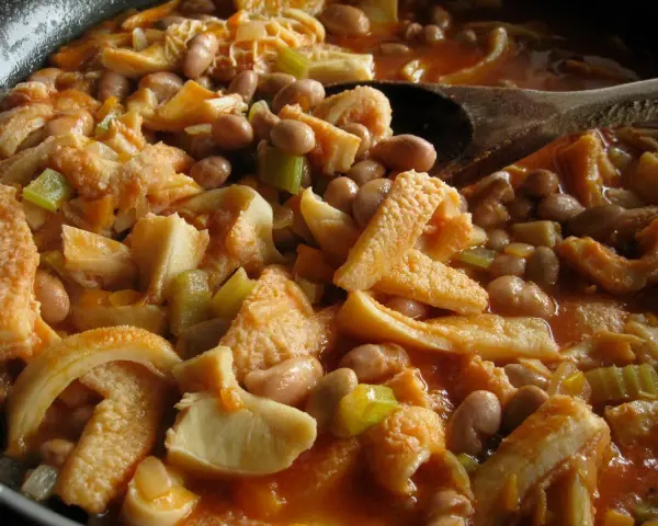 Trippa ricetta della nonna in umido con fagioli e sedano, un piatto confortante e saporito.