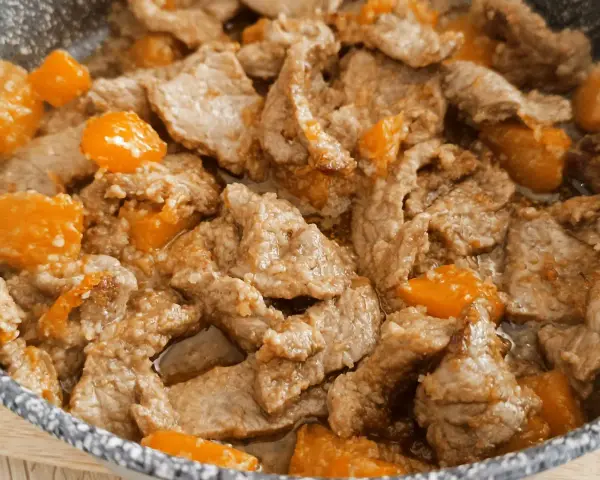 Straccetti di vitello teneri e succulenti, cotti in padella con cubetti di zucca arancione. Un piatto saporito e colorato.